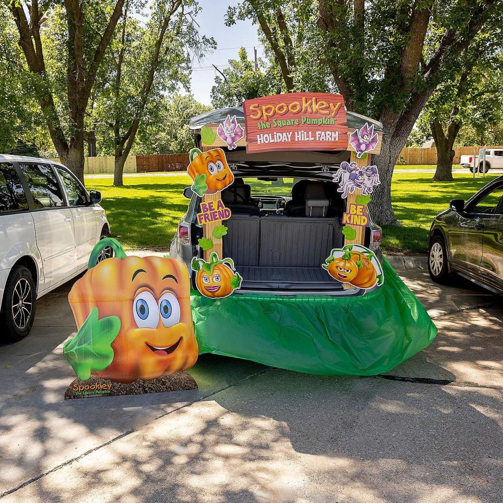 imageFun Express Spookley the Square Pumpkin Deluxe TrunkorTreat Decorating Kit  20 Pieces