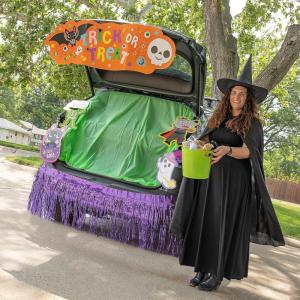 Fun Express Deluxe Boo Crew Trunk-or-Treat Decorating Kit – 7 Pc
