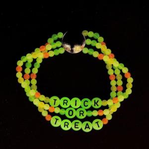 Fun Express Halloween Glow-in-The-Dark Trick-or-Treat Beaded Bracelet Craft Kit – Makes 6